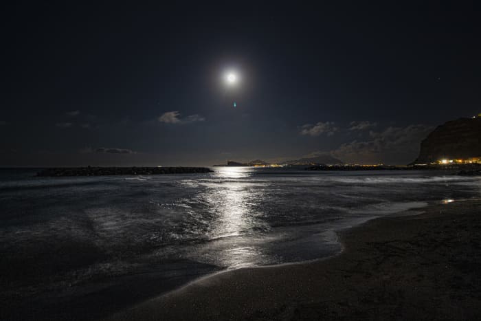 La présence de la lune dans les chansons est souvent symbolique. 
