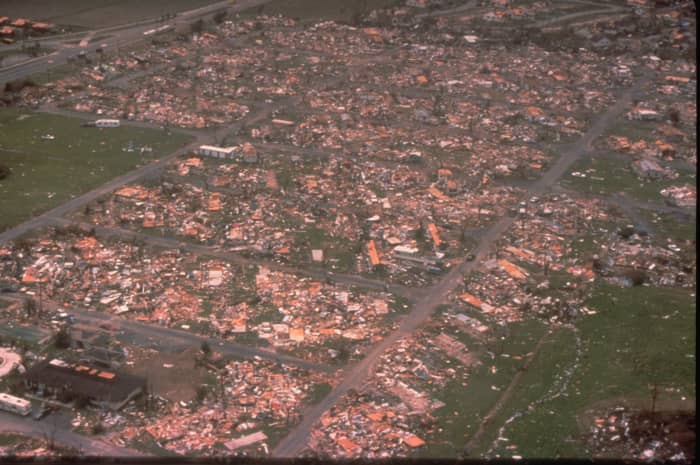 L'ouragan Andrew est un ouragan atlantique de catégorie 5 qui a frappé les Bahamas et la Floride en août 1992. Il a fait 65 morts et causé 26,5 milliards de dollars de dégâts. On voit ici une communauté de maisons mobiles dévastée.