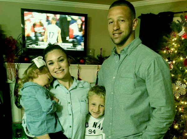 Image de légende: Jay Paul avec sa femme Ashleigh Price et leurs deux enfants