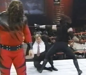 Backfired: Paul Bearer ordonne à Kane de détruire l'Undertaker, mais à la place, The Undertaker détruit Paul Bearer.  photo: wwe.com