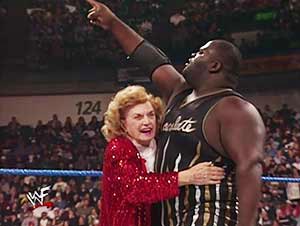 Dans l'un des angles les plus ridicules du WWF "Attitude Era" - Mark Henry trouve un amour pour Mae, 80 ans.  photo: wwe.com