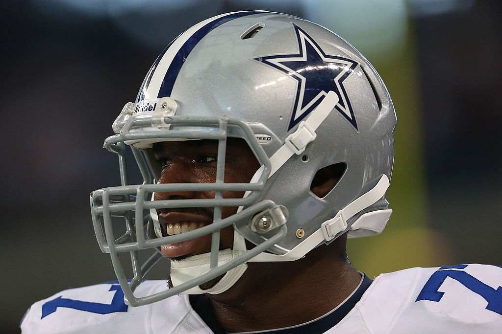 Tyron Smith # 77 des Cowboys de Dallas au Cowboys Stadium le 25 août 2012 à Arlington, Texas.