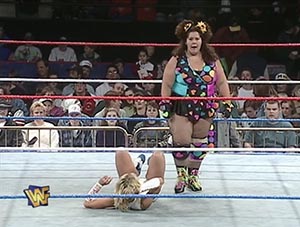 Dans sa courte course avec le WWF, Bertha Faye rivalise avec la championne féminine, Alundra Blaze.  Elle gagnerait la ceinture à SummerSlam '95.  photo: wwe.com