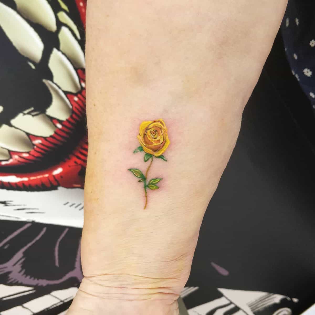 Petit tatouage rose jaune -stus_tattoos
