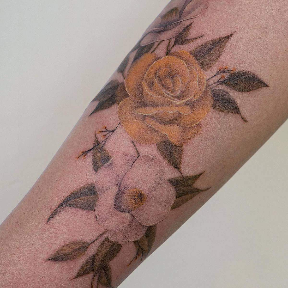 Tatouage réaliste de rose jaune -eontattoo