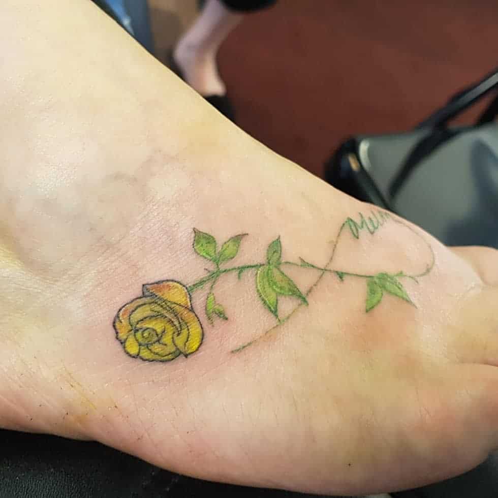 Petit tatouage rose jaune -jamescoopertattoos