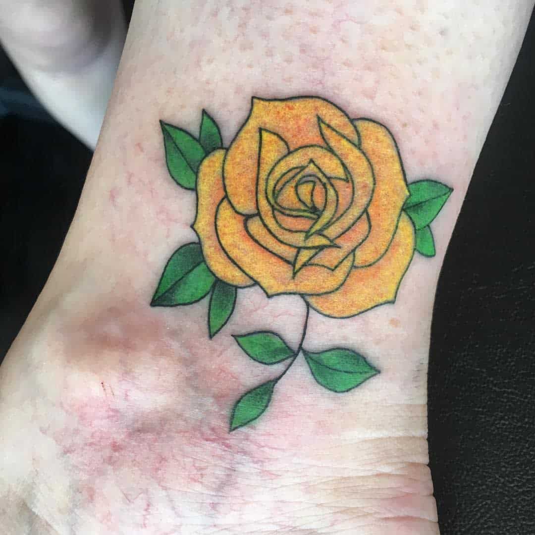 Petit tatouage rose jaune -giactattoo
