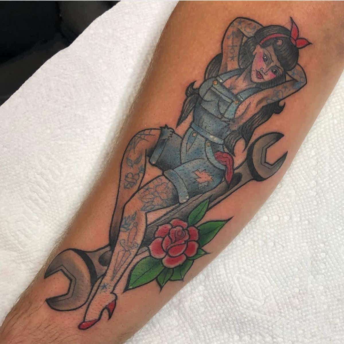 Mécanicien Pin Up Girl Tattoo -lebstertatu
