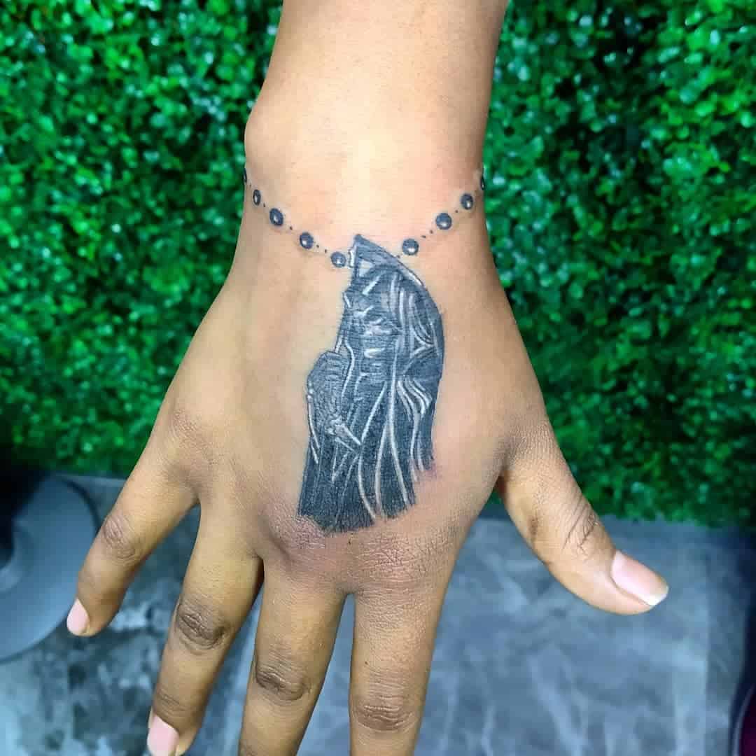 Petit tatouage Santa Muerte -tintanocturna