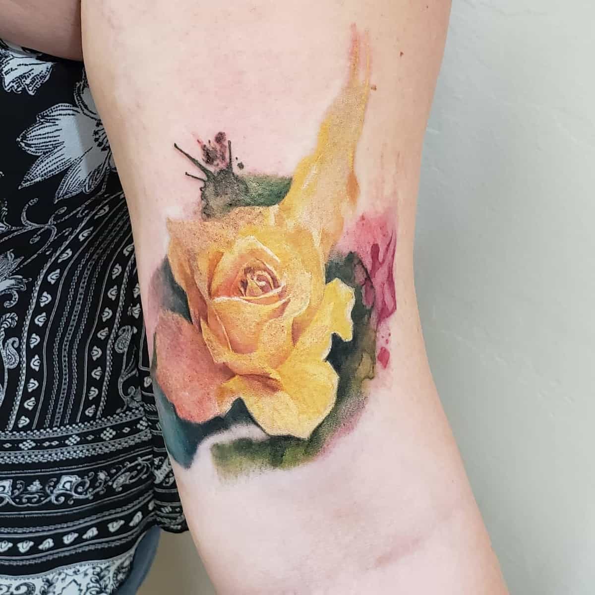 Tatouage rose jaune aquarelle -nicholas_ray_becker