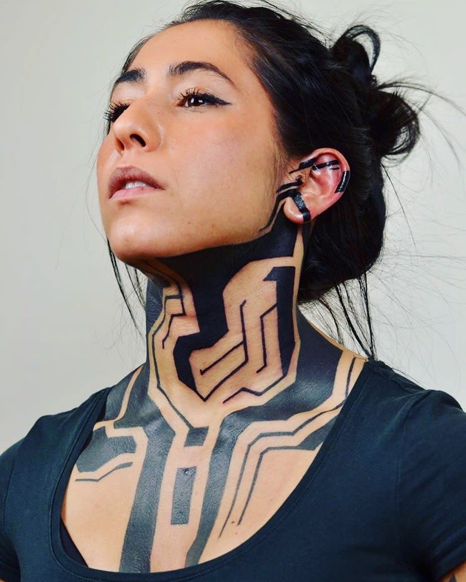 Tatouage femme cyberpunk -visceral.rascal