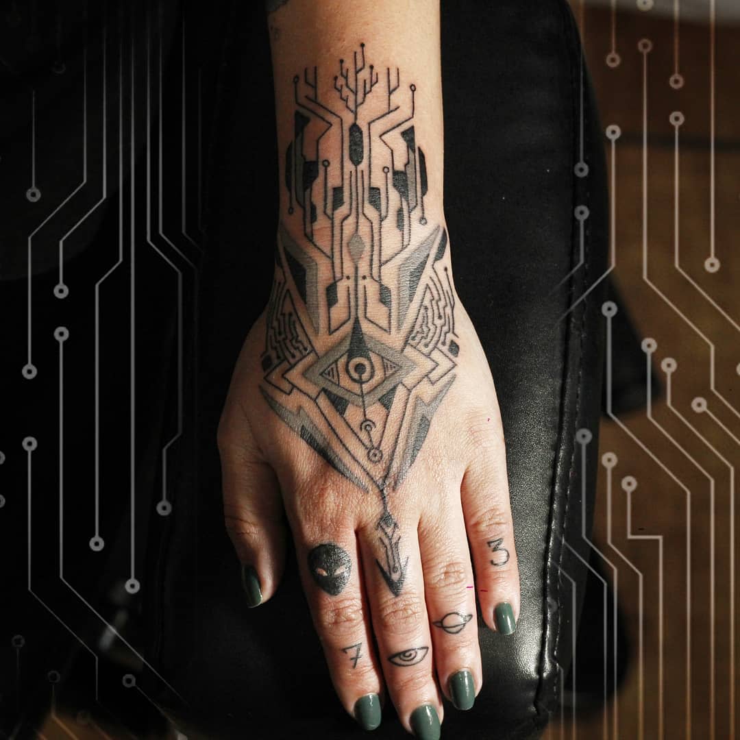Tatouage Cyberpunk à la main -gi_mms