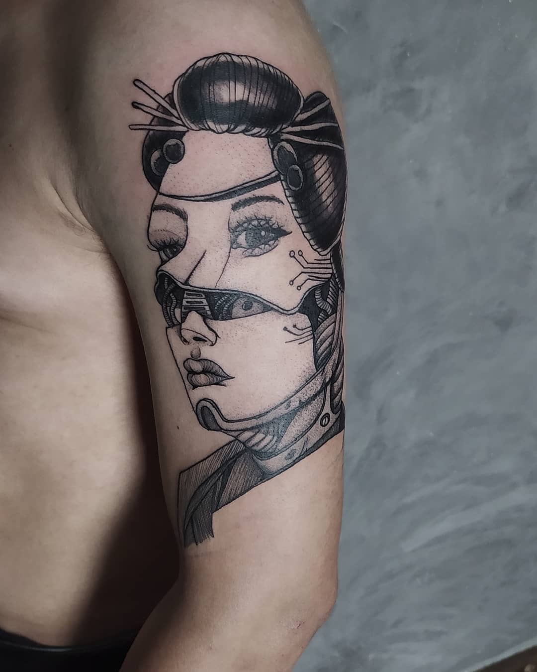 Tatouage Cyberpunk sur l'épaule -alexandre.tattooer