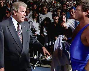 À SummerSlam 93, le président du WWF, Jack Tunney, ordonne à Jerry Lawler de monter sur le ring pour combattre Bret Hart.  Lawler a tenté de sortir du match en simulant une blessure.  photo: wwe.com