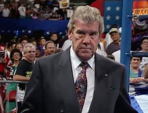 Jack Tunney, photographié ici au bord du ring, a été président de la WWF à la fin des années 80 et au début des années 90.  photo: wwe.com