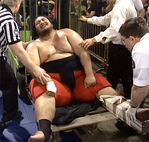 Yokozuna se fait casser la jambe par Vader et doit être enlevé avec un chariot élévateur.  En réalité, le WWF lui donnait du temps pour perdre du poids.  photo: wwe.com