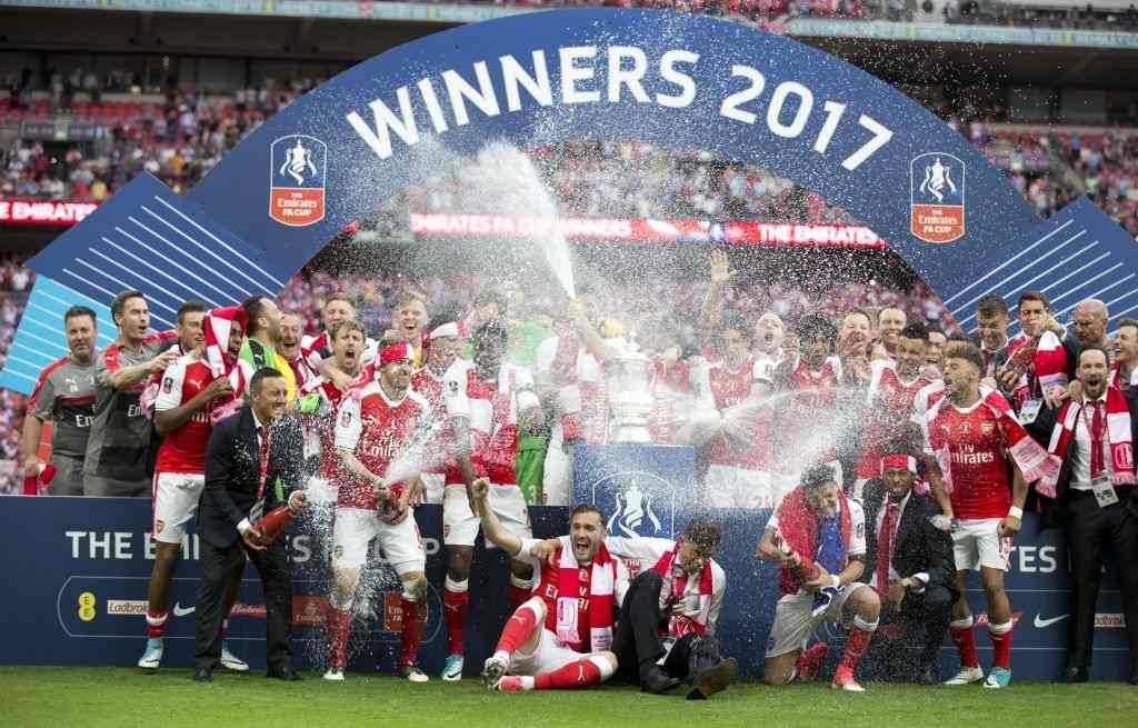 Top 10 des victoires inoubliables d'Arsenal: les joueurs d'Arsenal célèbrent leur victoire contre le Chelsea FC en finale de la FA Cup au stade de Wembley le 27 mai 2017 à Londres, au Royaume-Uni.  (Photo par Isabel Infantes / Agence Anadolu / Getty Images)