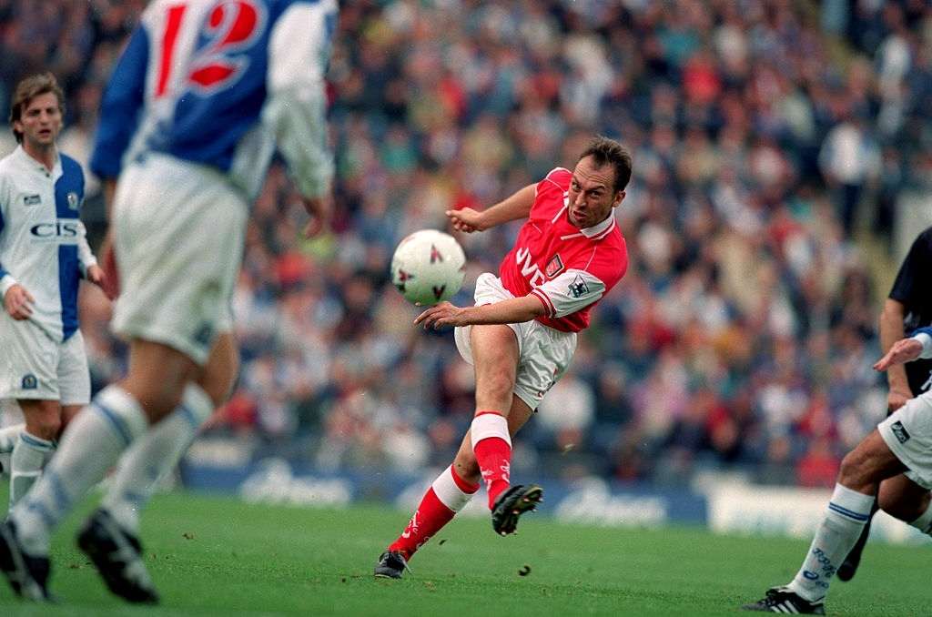 Top 10 des victoires inoubliables d'Arsenal: 12 octobre 1996 - Premiership - Blackburn Rovers v Arsenal - David Platt d'Arsenal a un tir au but.  (Photo par Mark Leech / Getty Images)