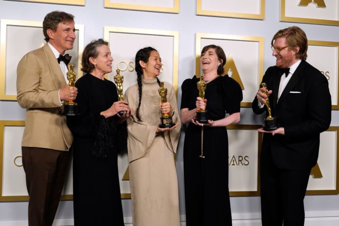 Les producteurs Peter Spears (de gauche), Frances McDormand, Chloe Zhao, Mollye Asher et Dan Janvey, lauréats du prix de la meilleure photo pour 