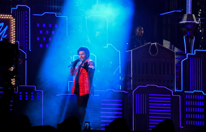 The Weeknd se produit pendant le spectacle à la mi-temps au Super Bowl LV.