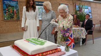 La reine Elizabeth au G7 : couper le gâteau au sabre et faire rire tout le monde avec une blague [VIDEO]