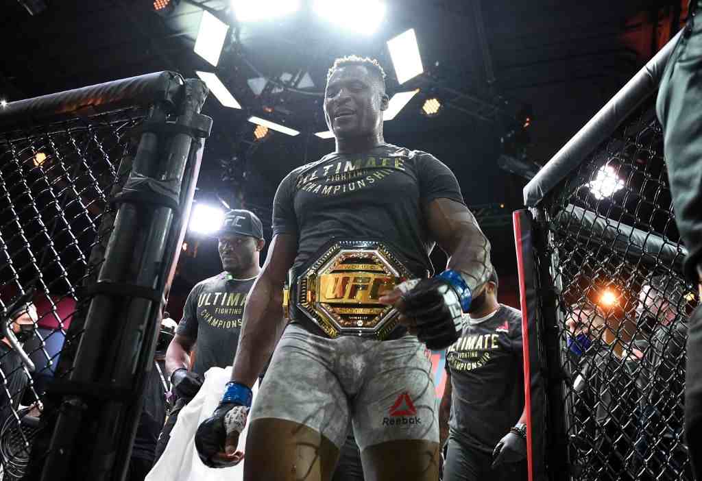 Francis Ngannou du Cameroun réagit après sa victoire sur Stipe Miocic dans leur combat pour le championnat des poids lourds UFC lors de l'événement UFC 260 à l'UFC APEX le 27 mars 2021 à Las Vegas, Nevada.