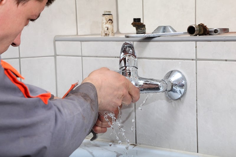 bricoleur-réparer-un-robinet-fuite