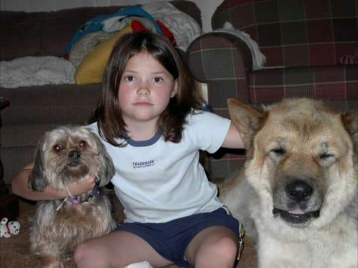 La petite Alexandra Daddario avec ses animaux de compagnie.