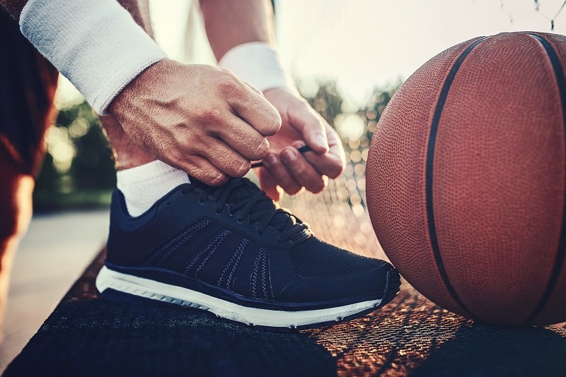 Basket-ball, joueur, attachant, sport, chaussures., sport, loisirs, concept